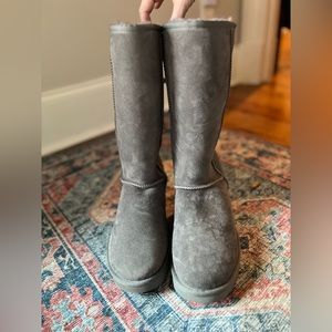 LIKE NEW Women’s Classic Tall II UGG boots. Grey. Size 9.